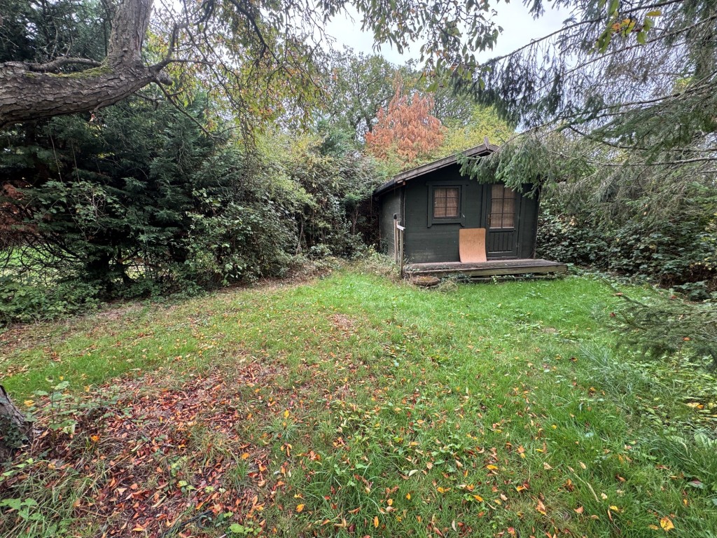 Lot: 152 - THREE-BEDROOM BUNGALOW FOR REFURBISHMENT AND REPAIR - Garden view 2